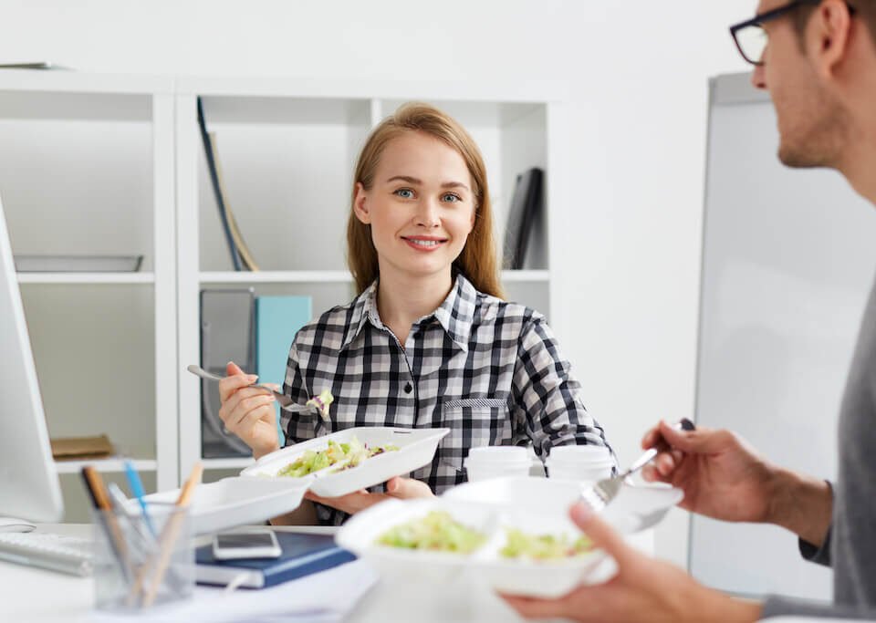 Jak skomponować zdrowy lunch do pracy?