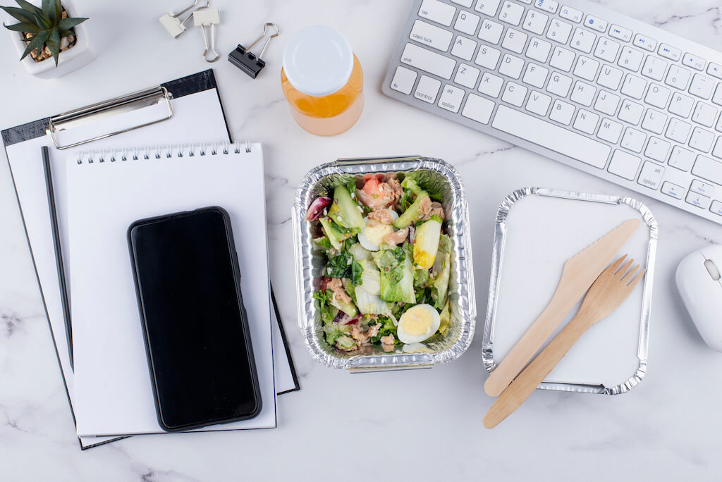Jak skomponować zdrowy lunch do pracy?
